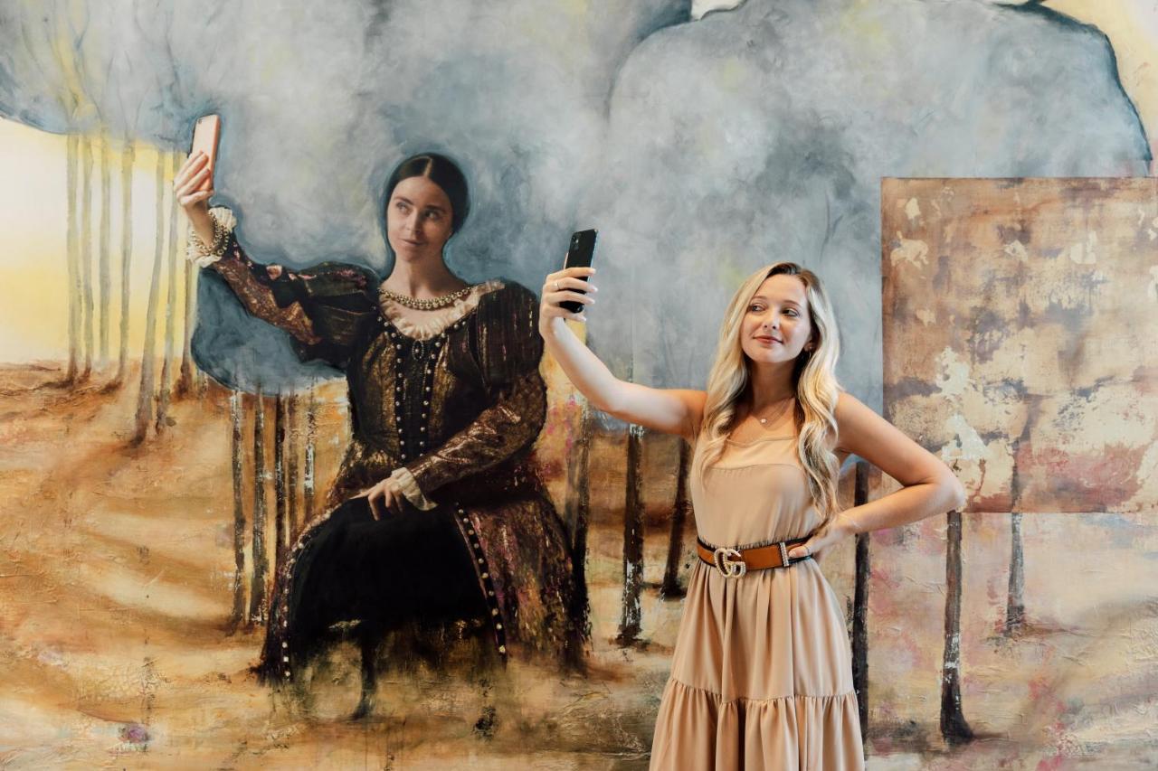 Ette Luxury Hotel & Spa Four Corners Εξωτερικό φωτογραφία Self-portrait with a model