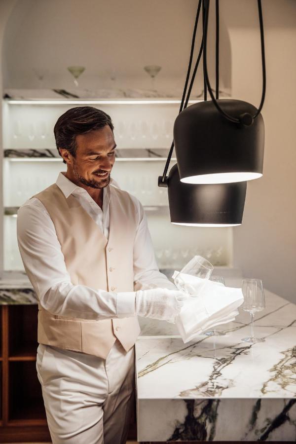 Ette Luxury Hotel & Spa Four Corners Εξωτερικό φωτογραφία A butler washing dishes