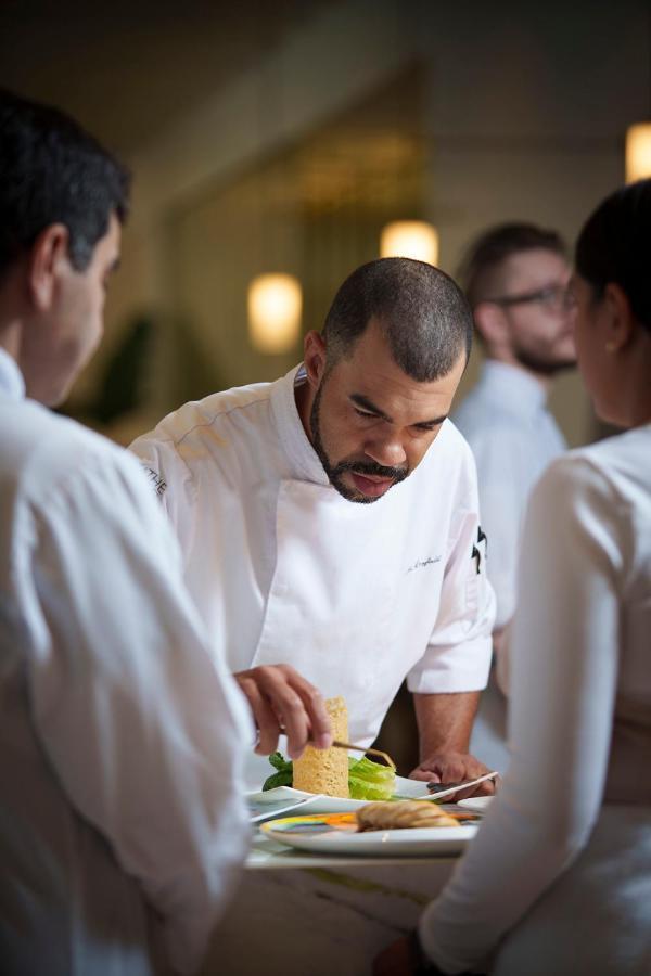 Ette Luxury Hotel & Spa Four Corners Εξωτερικό φωτογραφία Chef preparing a dish
