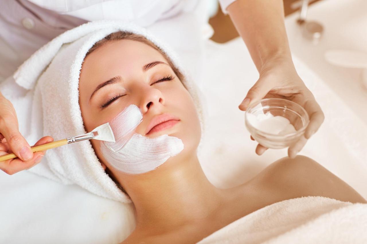 Ette Luxury Hotel & Spa Four Corners Εξωτερικό φωτογραφία A woman receiving a facial treatment